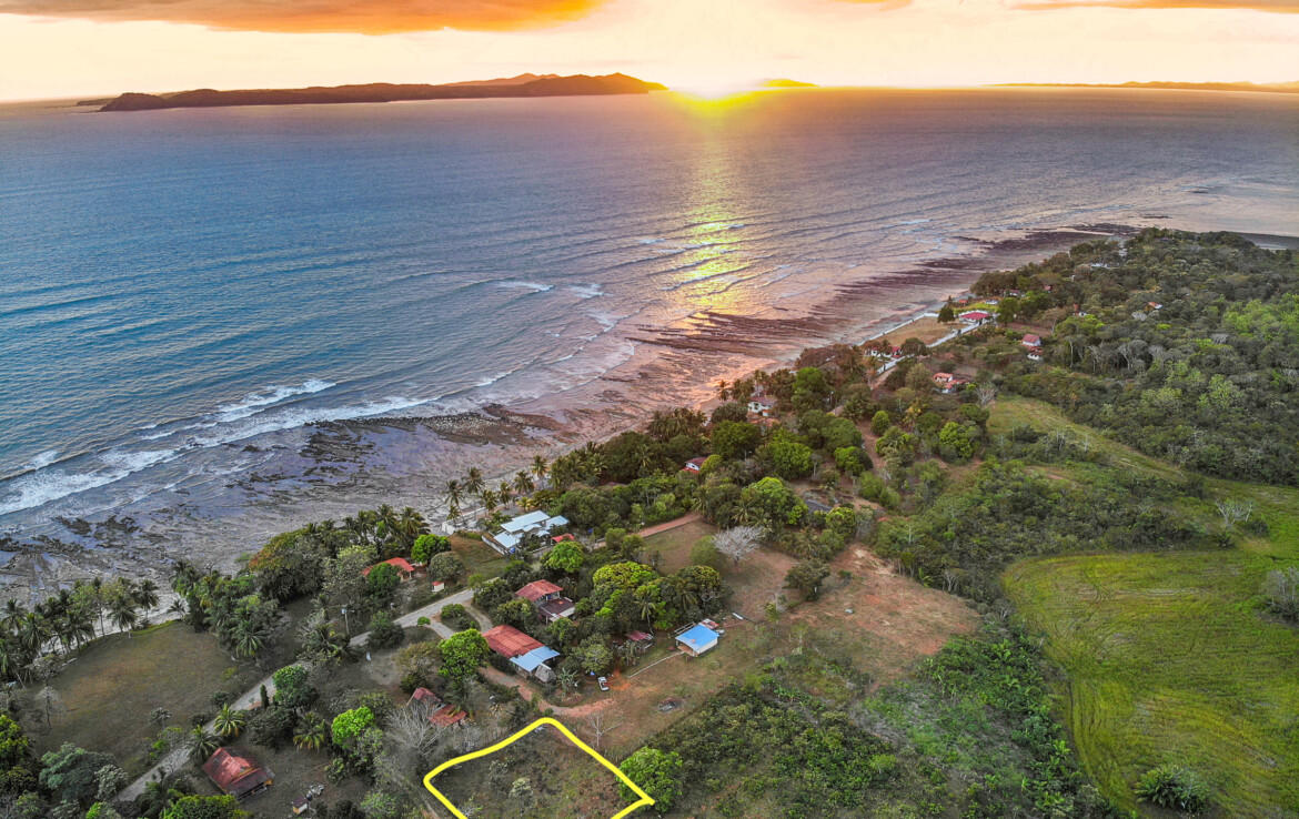1,000 m2 Lot in Playa Reina, Mariato! Walk to Surf! Panamá Real Estate